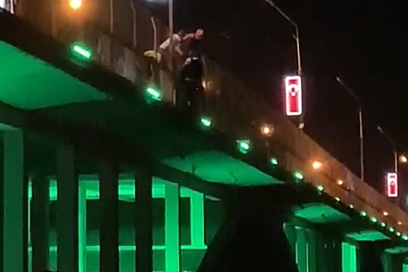 Birecik Köprüsü’ne çıkan şahıs intihar girişiminde bulundu Birecik Köprüsü’ne çıkan şahıs intihar girişiminde bulundu